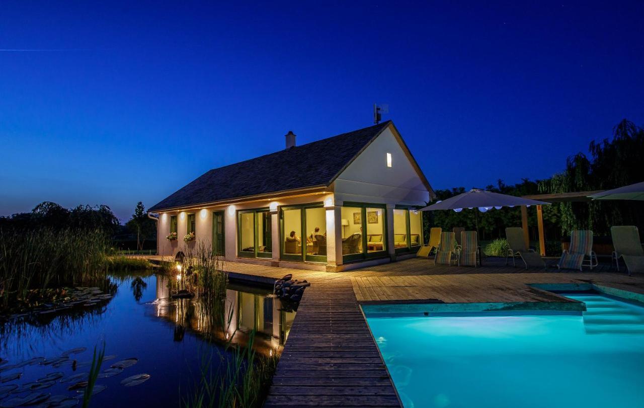 Páskom Cottage Lajoskomárom Esterno foto