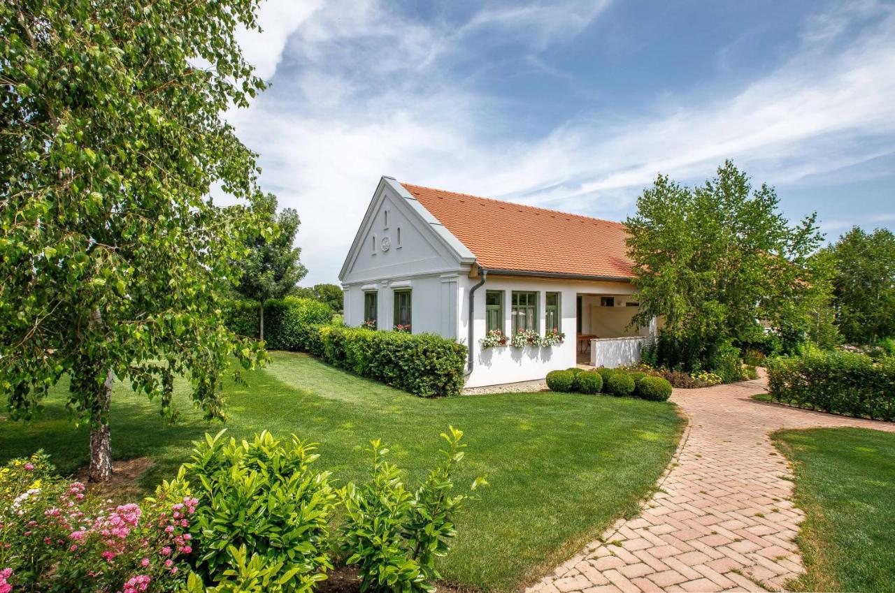 Páskom Cottage Lajoskomárom Esterno foto